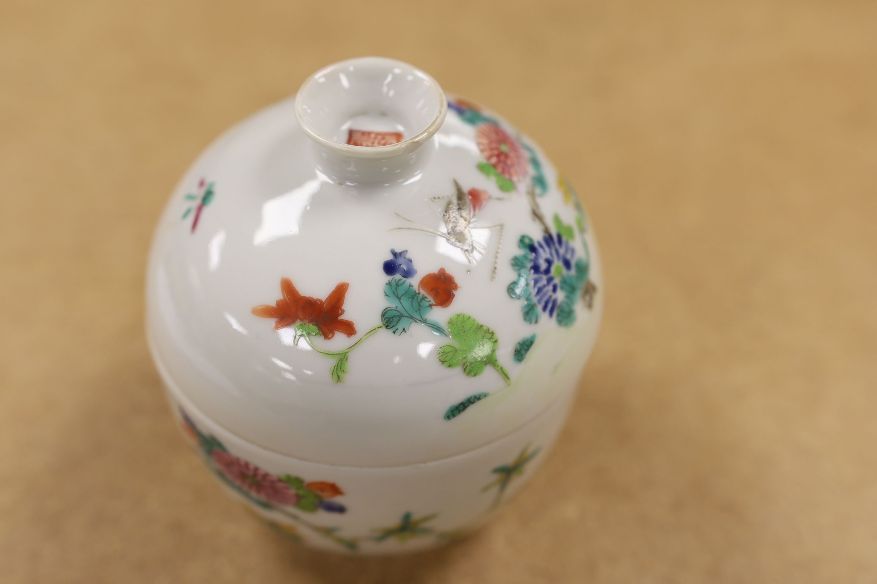 A Chinese famille rose chupu and a bowl, late 19th century, and a cloisonne parasol handle, 23cm long